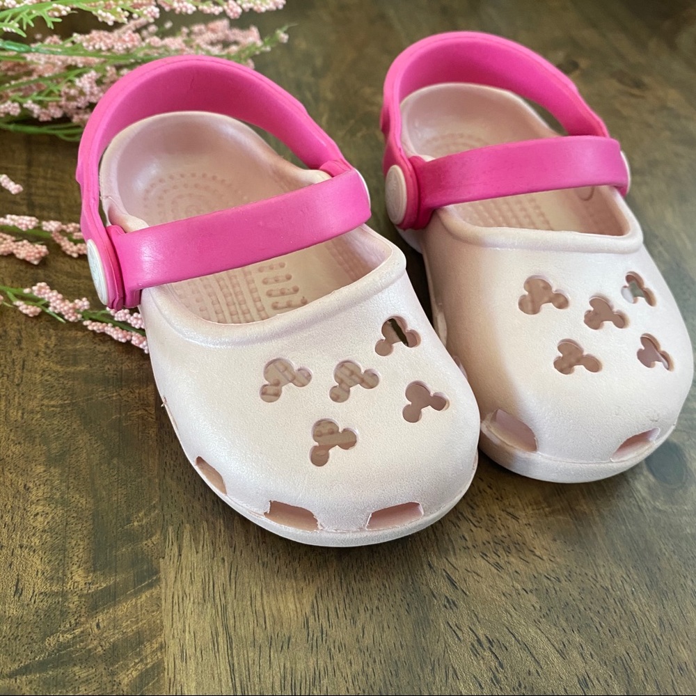 DISNEY CROCS - Baby Girl Pink Crocs SIZE: 4/5